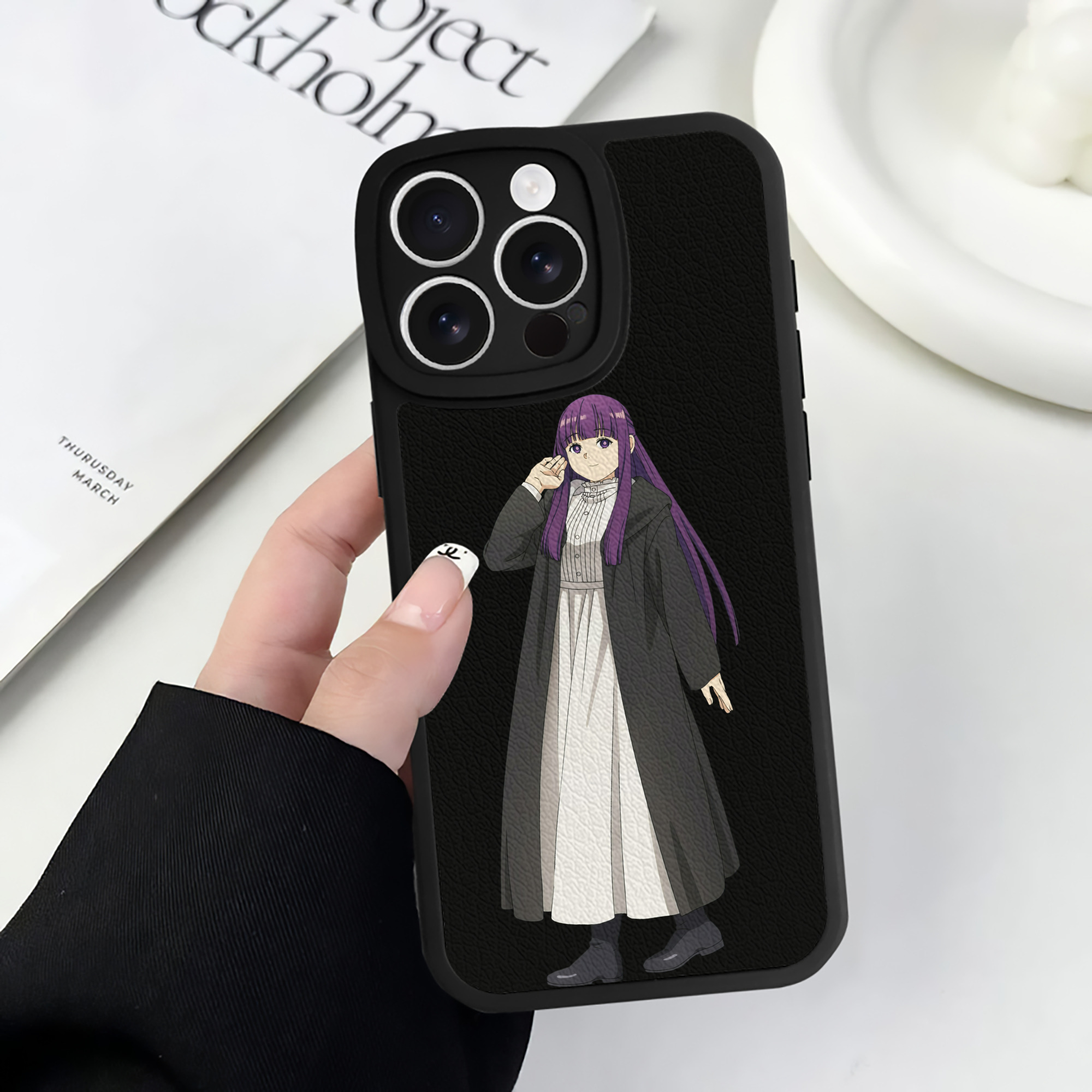 （画像用） 葬送のフリーレン Frieren 【iPhone 16シリーズ対応】シリコンスマホケース（レザー調） 材質：シリコン